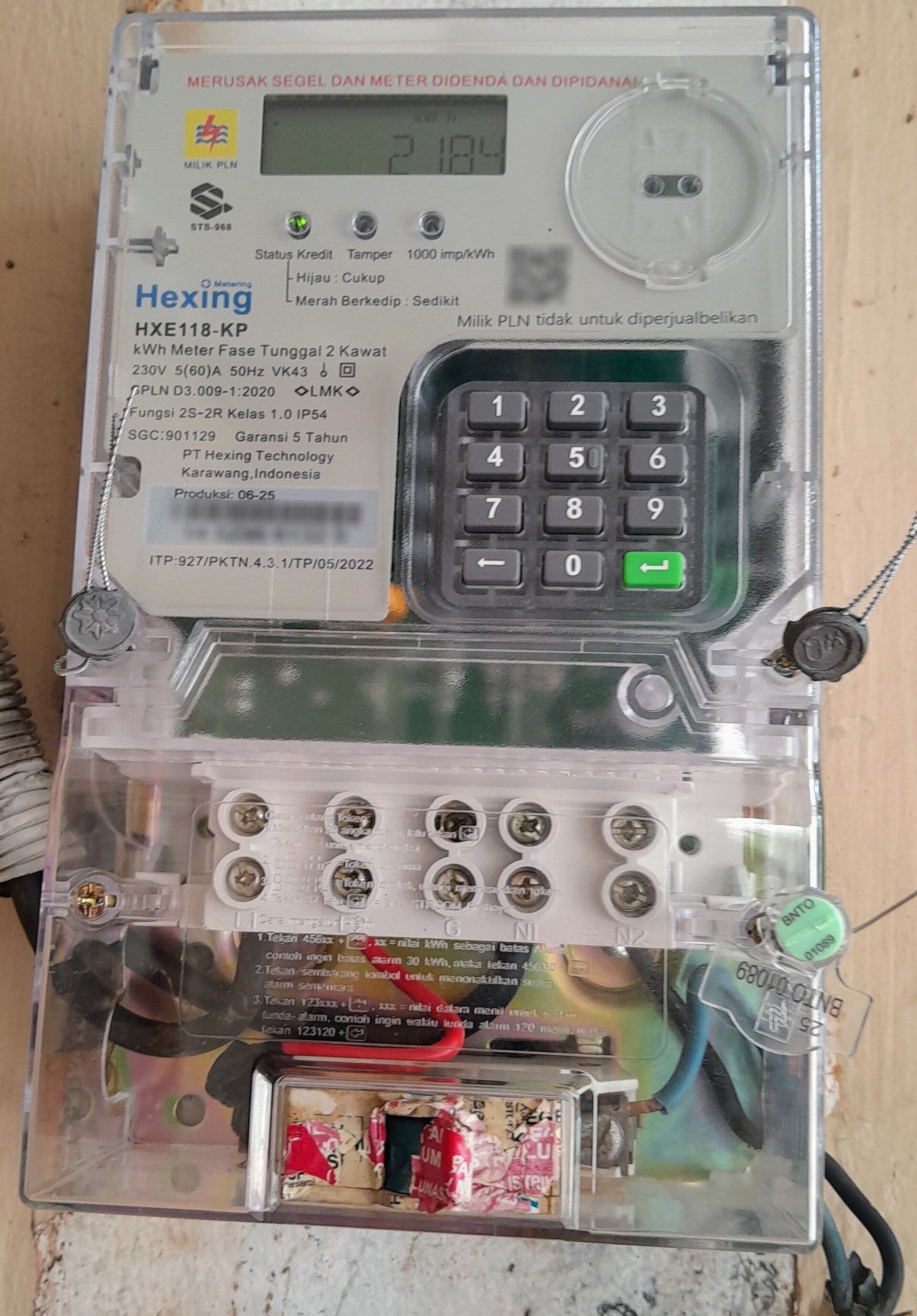 Hexing HXE118-KP keypad prepaid electricity meter installed in a residential setting